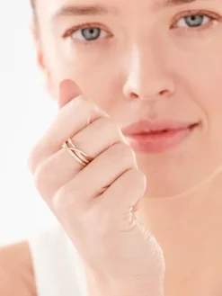 Złoty pierścionek z cyrkoniami