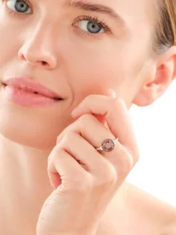 Złoty pierścionek z cyrkoniami