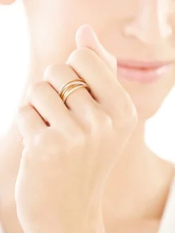 Złoty pierścionek z cyrkoniami