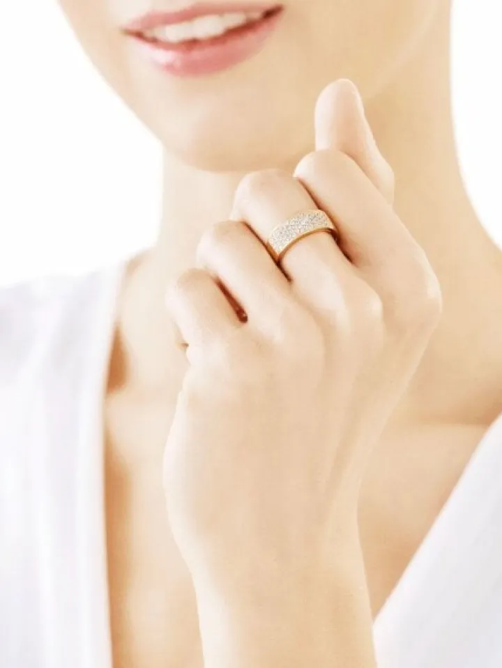 Złoty pierścionek z cyrkoniami