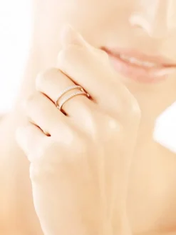 Złoty pierścionek z cyrkoniami