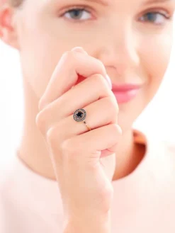 Złoty pierścionek z cyrkoniami