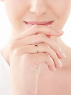 Złoty pierścionek z cyrkonią