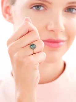 Złoty pierścionek z cyrkoniami