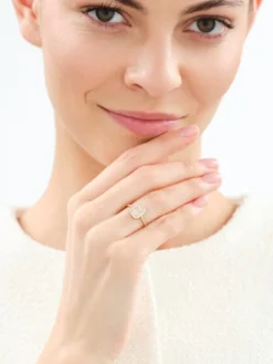 Złoty pierścionek z cyrkoniami