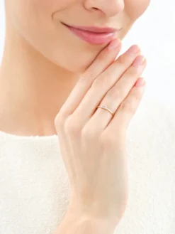 Złoty pierścionek z cyrkonią