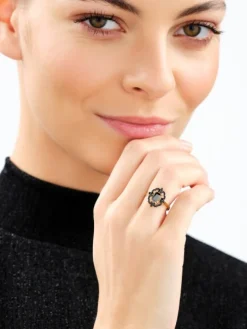 Złoty pierścionek z cyrkoniami