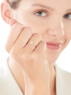 Złoty pierścionek z cyrkonią