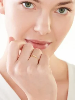 Złoty pierścionek z cyrkoniami