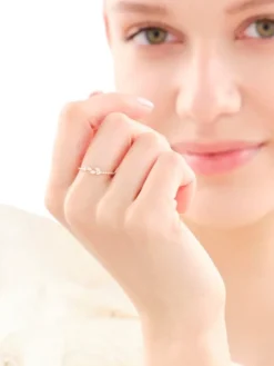 Złoty pierścionek z cyrkoniami