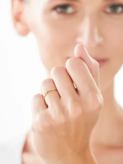 Złoty pierścionek z cyrkoniami