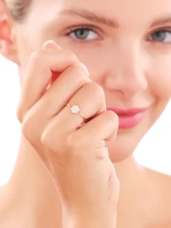 Złoty pierścionek z cyrkoniami - kwiat