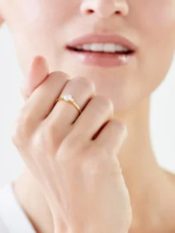 Złoty pierścionek z cyrkoniami