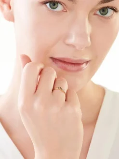 Złoty pierścionek z cyrkoniami