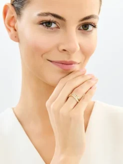 Złoty pierścionek z cyrkoniami