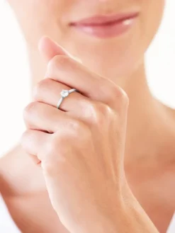 Złoty pierścionek z cyrkonią