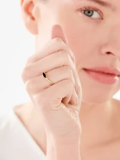 Złoty pierścionek z emalią