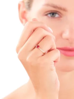 Złoty pierścionek z granatem syntetycznym i cyrkoniami