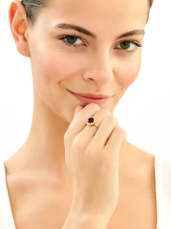 Złoty pierścionek z granatem syntetycznym