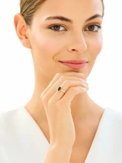 Złoty pierścionek z korundem syntetycznym