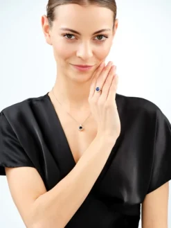 Złoty pierścionek z korundem syntetycznym i cyrkoniami