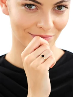 Złoty pierścionek z onyksem syntetycznym - koniczyna