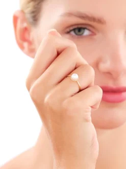 Złoty pierścionek z perłą