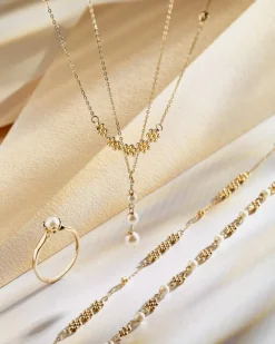 Złoty pierścionek z perłą