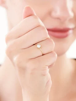 Złoty pierścionek z perłą