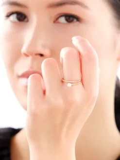 Złoty pierścionek z perłą