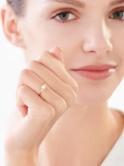 Złoty pierścionek z perłą i cyrkoniami