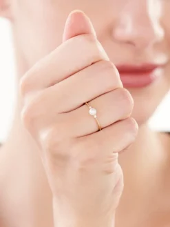 Złoty pierścionek z perłą i cyrkoniami