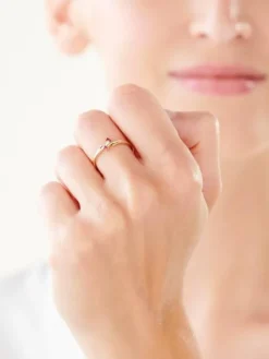 Złoty pierścionek z rubinami syntetycznymi