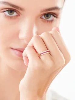 Złoty pierścionek z rubinami syntetycznymi i cyrkoniami