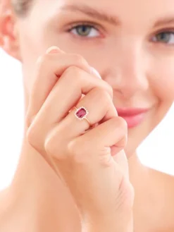 Złoty pierścionek z rubinem syntetycznym i cyrkoniami