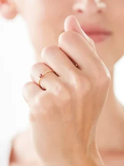 Złoty pierścionek z rubinem syntetycznym