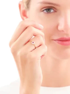 Złoty pierścionek z rubinem syntetycznym i cyrkoniami