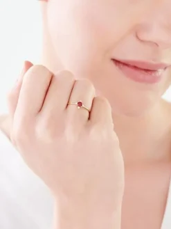 Złoty pierścionek z rubinem syntetycznym i cyrkoniami