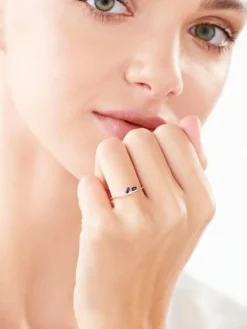 Złoty pierścionek z szafirami syntetycznymi i cyrkoniami