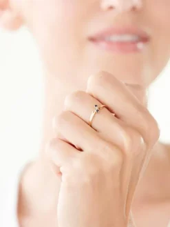 Złoty pierścionek z szafirami syntetycznymi