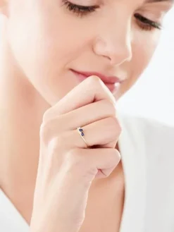 Złoty pierścionek z szafirami syntetycznymi i cyrkoniami