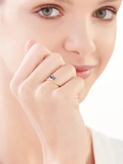 Złoty pierścionek z szafirami syntetycznymi