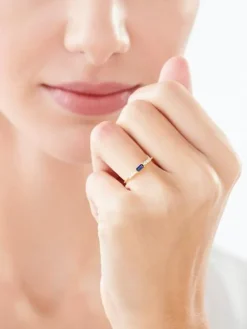 Złoty pierścionek z szafirem syntetycznym i cyrkoniami