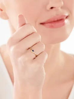 Złoty pierścionek z szafirem syntetycznym