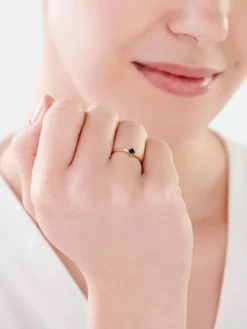 Złoty pierścionek z szafirem syntetycznym i cyrkoniami