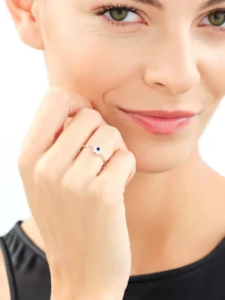 Złoty pierścionek z szafirem syntetycznym i cyrkoniami - kwiat