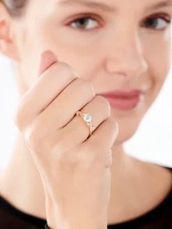 Złoty pierścionek z topazem syntetycznym i cyrkoniami