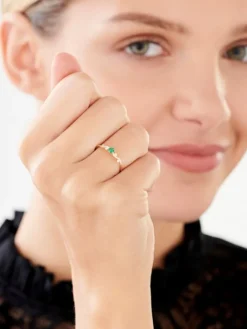 Złoty pierścionek ze szmaragdem syntetycznym i cyrkoniami