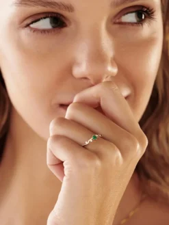 Złoty pierścionek ze szmaragdem syntetycznym i cyrkoniami