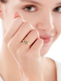 Złoty pierścionek ze szmaragdem syntetycznym i runbinami syntetycznymi